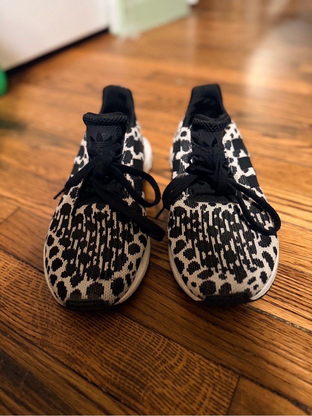 Like new Adidas Originals Swift Run Leopard Print Knit Sneakers Women's Size 8